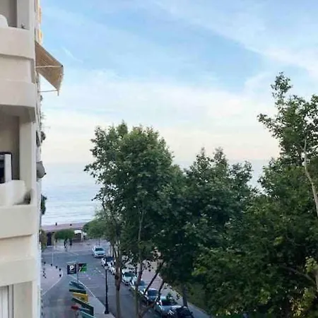 Daire Large Modern Beach Front Apartment, Rooftop Pool!! *