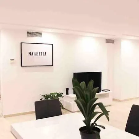 Large Modern Beach Front Apartment, Rooftop Pool!!