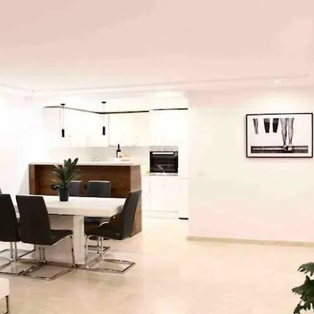 Апартаменти Large Modern Beach Front Apartment, Rooftop Pool!!