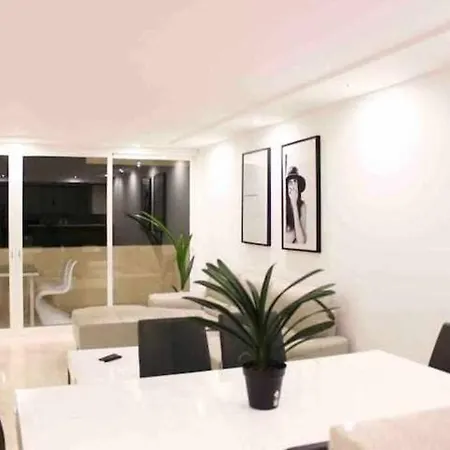 Large Modern Beach Front Apartment, Rooftop Pool!! Апартаменти Марбелья