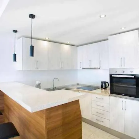 Апартаменти Large Modern Beach Front Apartment, Rooftop Pool!! Марбелья