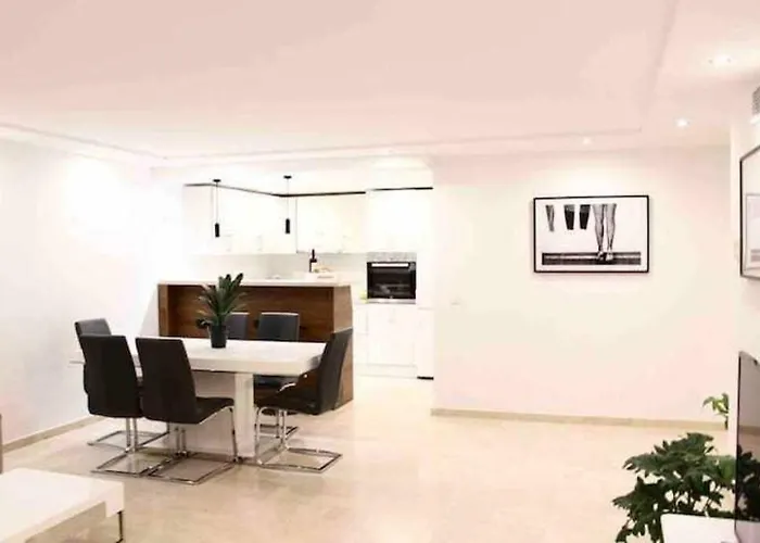 Apartment Large Modern Beach Front Apartment, Rooftop Pool!!