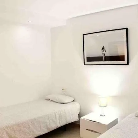 Large Modern Beach Front Apartment, Rooftop Pool!!