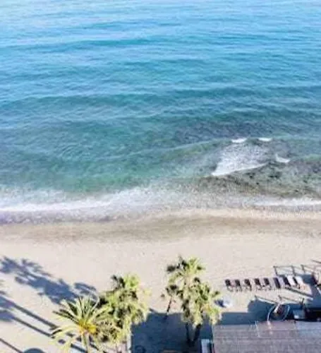 Large Modern Beach Front Apartment, Rooftop Pool!! *