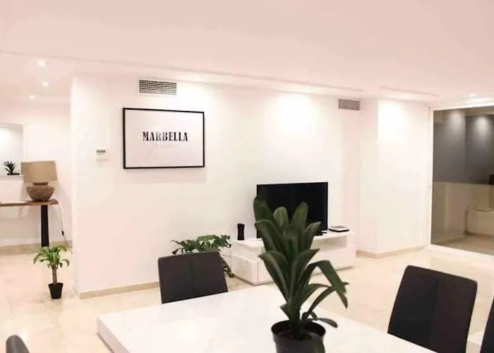 Large Modern Beach Front Apartment, Rooftop Pool!!