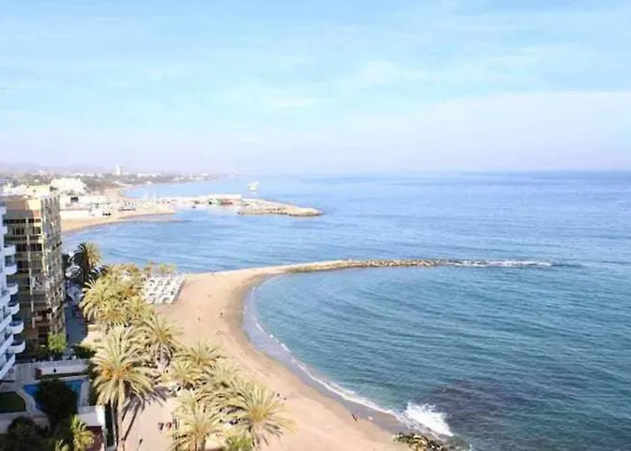 Large Modern Beach Front Apartment, Rooftop Pool!! *