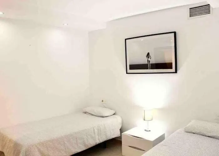 Large Modern Beach Front Apartment, Rooftop Pool!!