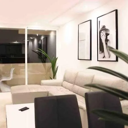 Large Modern Beach Front Apartment, Rooftop Pool!! 马尔韦利亚