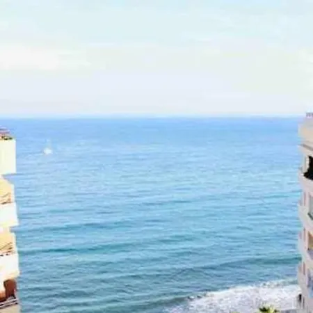 Large Modern Beach Front Apartment, Rooftop Pool!! * 马尔韦利亚