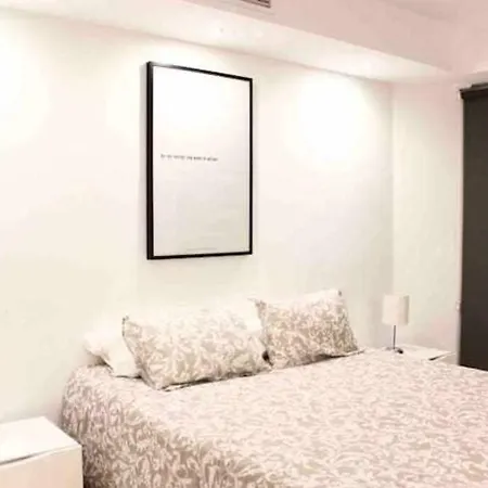 דירה Large Modern Beach Front Apartment, Rooftop Pool!! מארבלה