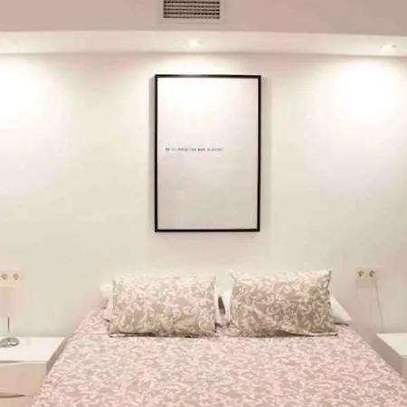 Large Modern Beach Front Apartment, Rooftop Pool!! 马尔韦利亚
